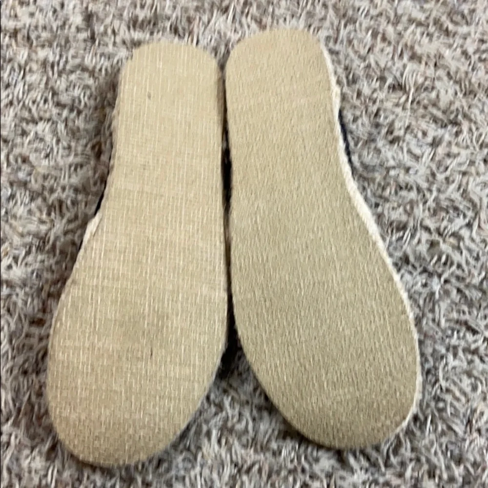 ❤️NWOT❤️Washington Huskies Napili Campus Flat ~ 9